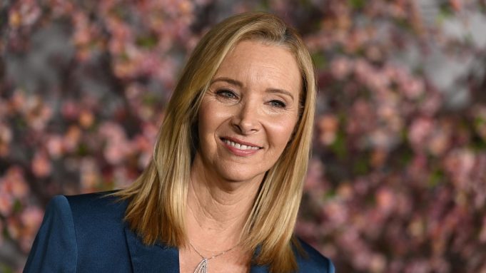 Lisa Kudrow Says Today’s Multi-Cams Are Missing the Sharp Edge of Classic Jokes
